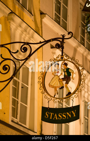 Un cartello appeso davanti a un negozio in Getreidegasse la vendita tradizionale austriaca di abbigliamento in Altstadt, Salisburgo, Austria Foto Stock