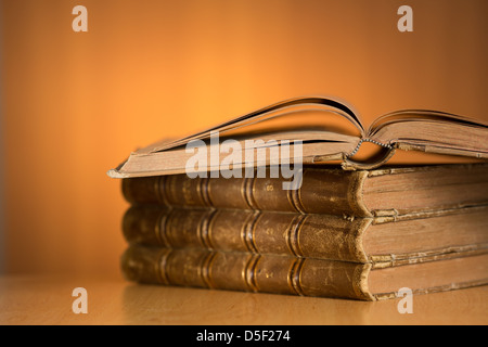 Il vecchio grunge i libri sul tavolo di legno con lo spazio libero per il testo Foto Stock