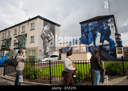 Vista turisti murales nel Bogside, Derry City, Irlanda del Nord. Foto Stock