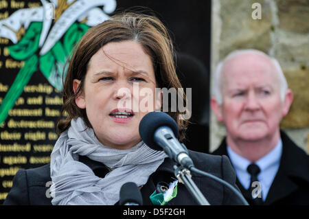 Sinn Fein Vice Presidente, Mary Lou McDonald dà un indirizzo presso la contea di Antrim Stampa repubblicana, Belfast, Irlanda del Nord. Foto Stock