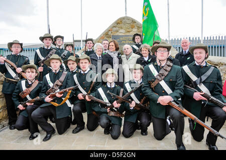 Sinn Fein commemorare caduti repubblicano irlandese volontari durante la Pasqua annuale Commemorazione di salita parade, Belfast, Irlanda del Nord. Foto Stock