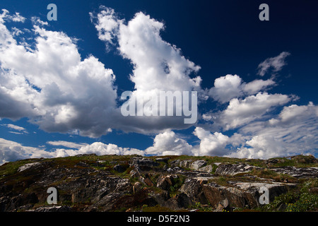 Nuvole sopra le rocce su una lunga estate polare giorno Foto Stock