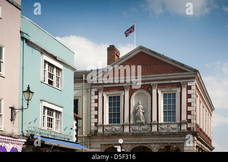 Inghilterra, Berkshire, Windsor, High Street, Unione battenti bandiera oltre la Guildhall Foto Stock