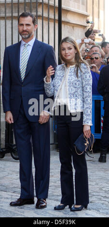 Mallorca, Spagna. 31 marzo, 2013. Spagna Il Principe Felipe e sua moglie la principessa Letizia rappresentano per i fotografi prima di partecipare a una massa di Pasqua in Palma de Mallorca sull'isola di Mallorca. Credito: zixia/Alamy Live News Foto Stock