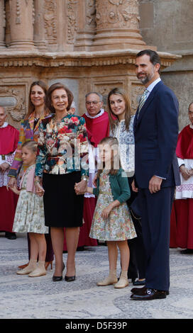 Mallorca, Spagna. 31 marzo, 2013. Spagna la famiglia reale (da destra a sinistra), il Principe ereditario Felipe, principessa Letizia, infanta Leonor, Regina Sofia, Infanta Elena e Infanta Sofia rappresentano per i fotografi a Palma de Mallorca la cattedrale di prima di partecipare a una massa di Pasqua in Palma de Mallorca sull'isola di Mallorca. Credito: zixia/Alamy Live News Foto Stock