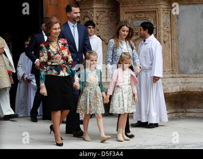 Mallorca, Spagna. 31 marzo, 2013. Spagna la famiglia reale (da sinistra a destra), Regina Sofia, Principe Felipe, infanta Leonor, principessa Letizia e Infanta Sofie lasciare Palma de Mallorca la cattedrale dopo aver frequentato una massa di Pasqua in Palma de Mallorca sull'isola di Mallorca. Credito: zixia/Alamy Live News Foto Stock