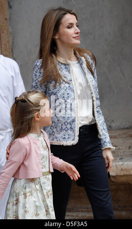 Mallorca, Spagna. 31 marzo, 2013. Spagna La principessa Letizia e sua figlia Infanta Sofia lasciare Palma de Mallorca la cattedrale dopo aver frequentato una massa di Pasqua in Palma de Mallorca sull'isola di Mallorca. Credito: zixia/Alamy Live News Foto Stock