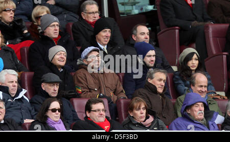 Londra, UK attore comico e guardare Arsenal v la lettura di Marzo 30, 2013 EastEnders's Max Branning attore e grande arsenale ventola, Jake Wood (grigio cappellino), orologi il gioco lungo da comico Jack Whitehall (blu cappellino). Pic: Paolo Marriott Fotografia Foto Stock