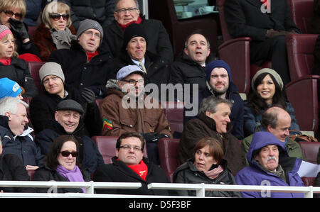 Londra, UK attore comico e guardare Arsenal v la lettura di Marzo 30, 2013 EastEnders's Max Branning attore e grande arsenale ventola, Jake Wood (grigio cappellino), orologi il gioco lungo da comico Jack Whitehall (blu cappellino). Pic: Paolo Marriott Fotografia Foto Stock