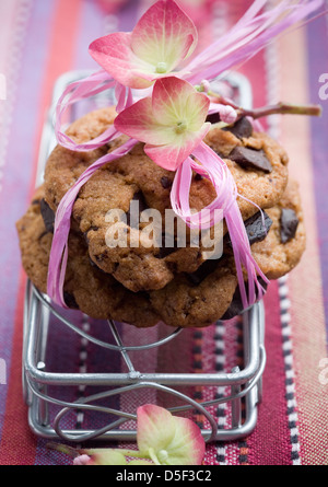 Pila di deliziosi biscotti con scaglie di cioccolato sul tavolo Foto Stock