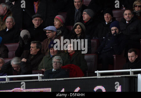 Londra, UK attore comico e guardare Arsenal v la lettura di Marzo 30, 2013 EastEnders's Max Branning attore e grande arsenale ventola, Jake Wood (grigio cappellino), orologi il gioco lungo da comico Jack Whitehall (blu cappellino). Pic: Paolo Marriott Fotografia Foto Stock