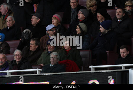 Londra, UK attore comico e guardare Arsenal v la lettura di Marzo 30, 2013 EastEnders's Max Branning attore e grande arsenale ventola, Jake Wood (grigio cappellino), orologi il gioco lungo da comico Jack Whitehall (blu cappellino). Pic: Paolo Marriott Fotografia Foto Stock