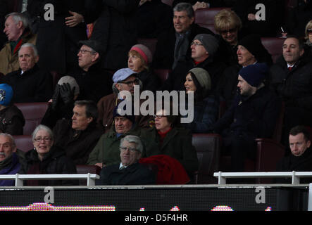 Londra, UK attore comico e guardare Arsenal v la lettura di Marzo 30, 2013 EastEnders's Max Branning attore e grande arsenale ventola, Jake Wood (grigio cappellino), orologi il gioco lungo da comico Jack Whitehall (blu cappellino). Pic: Paolo Marriott Fotografia Foto Stock