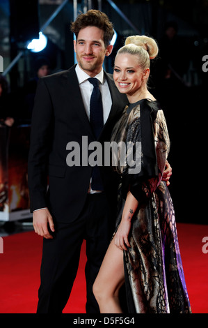 Kimberley Wyatt e un ospite non identificato arriva per il Regno Unito premiere di una buona giornata di Die Hard. Foto Stock