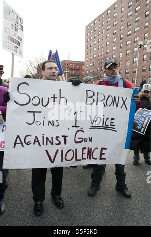 Uomini del South Bronx al rally anti-gun nel quartiere Harlem di Manhattan, il 21 marzo 2013. Foto Stock