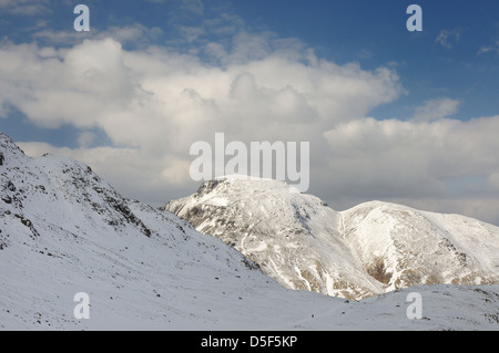 La luce del sole sulla coperta di neve grande timpano nel Lake District inglese. Vista da Esk Hause Foto Stock