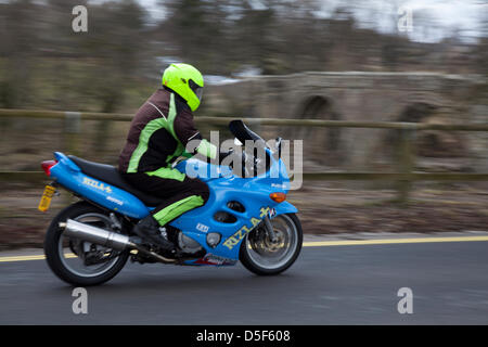 Bikers a Kirkby Lonsdale, Cumbria domenica 31 marzo, 2013. Accelerazione dei processi di motociclisti a nord del leader Bike si incontrano. Gli appassionati motociclisti si incontrano a Devils Bridge, un biker popolare luogo di incontro per ogni weekend warrior, allievo, motocross fanatic, tutti meteo motociclista, weekend tourer, o pendolari. Foto Stock