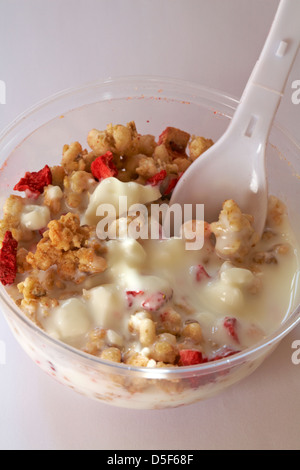 Cucchiaio in vasca di avena Rumblers cluster con fragole & Naturale magro yogurt probiotici impostato su sfondo bianco - yogurt Foto Stock