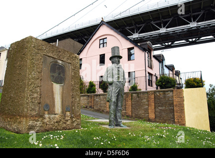 Una statua di Isambard Kingdom Brunel sotto il ponte ha progettato che attraversa il fiume Tamar da Saltash a Plymouth Foto Stock