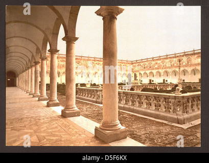 Il Convento di San Martino, con il suo sepolcro, è un luogo storico iconico a Napoli, in Italia, che offre uno sguardo sulla storia religiosa e culturale della zona. Foto Stock