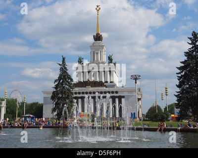 Il padiglione centrale al All-Russia al centro esposizioni di Mosca, Russia Foto Stock