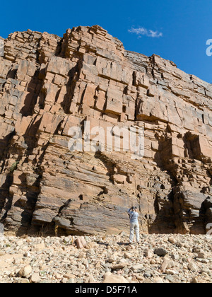 Wadi vicino al villaggio di Ait Ouabelli dove vi è una roccia preistorica art site, sulla strada tra Akka e Icht in Marocco Foto Stock