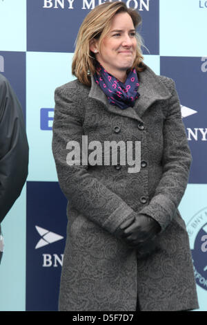 Campione olimpionico Katherine Grainger pronti a presentare le medaglie per Oxford - il vincitore 2013 university boat race equipaggio. Foto Stock