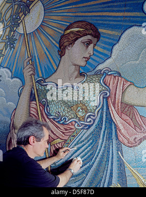 Secondo piano, corridoio Est. Mosaico di Minerva di Elihu Vedder, con restauratore al lavoro. Biblioteca del Congresso Thomas Jefferson Building, Washington, D.C. (LOC) Foto Stock