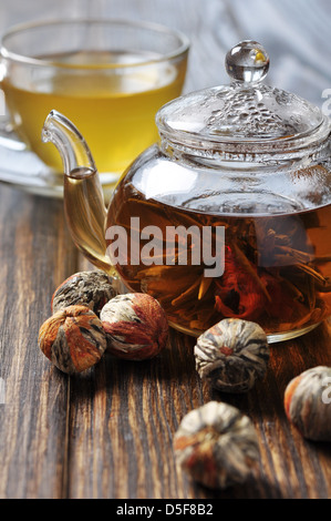Teiera in vetro e cup con chinease tè verde su sfondo di legno Foto Stock