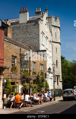 Inghilterra, Berkshire, Windsor, Park Street, visitatori sat nella luce del sole al di fuori due Brewer's Pub Foto Stock