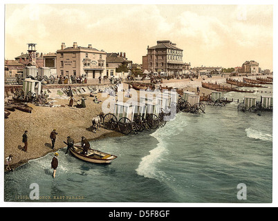 Una foto a colori vibrante della East Parade di Bognor, Inghilterra, scattata tra il 1890 e il 1900, che mostra gli amanti del mare e le barche. L'immagine è stata acquisita utilizzando il metodo di stampa fotomeccanica. Foto Stock