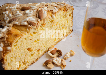 Cloe-vista del tradizionale italiana organico Colomba pasquale con il vino Foto Stock