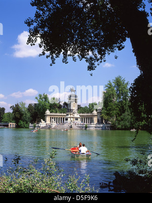 Monumento al re Alfonso XII sul grande stagno di El Retiro, Parque del Buen Retiro, Centro, Madrid, Regno di Spagna Foto Stock
