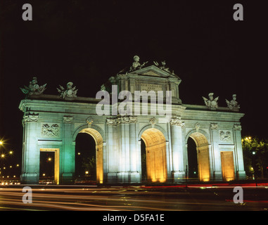 Il Puerta de Alcalá (Alcalá Gate) di notte, a Plaza de la Independencia, Madrid, la Comunità di Madrid, Spagna Foto Stock