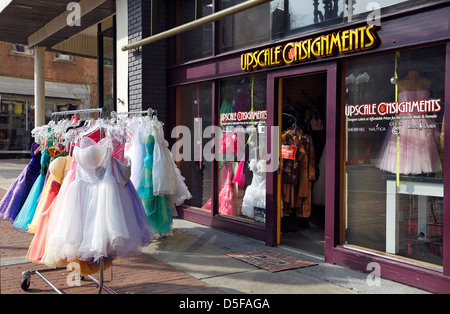 Il raffinato partite store in Hay Street in Fayetteville, North Carolina, mostra abiti a fantasia su una cremagliera al di fuori del negozio. Foto Stock