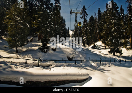 Linea tramviaria in inverno, Gulmarg, Jammu e Kashmir India Foto Stock