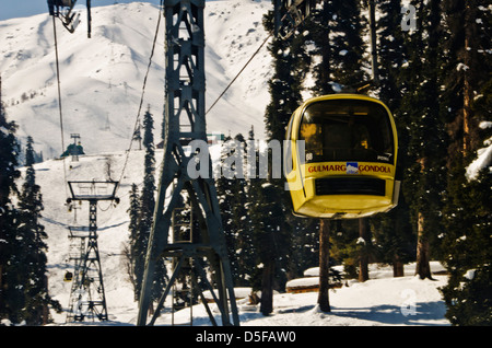 Linea tramviaria in inverno, Gulmarg, Jammu e Kashmir India Foto Stock