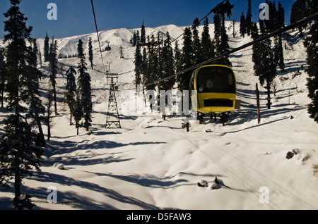 Linea tramviaria in inverno, Gulmarg, Jammu e Kashmir India Foto Stock