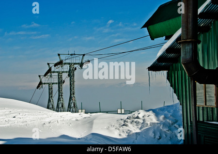 Linea tramviaria in inverno, Gulmarg, Jammu e Kashmir India Foto Stock