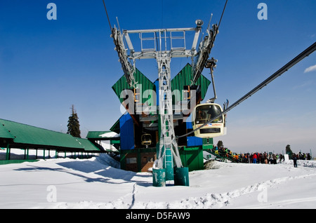 Linea tramviaria a stazione sciistica in inverno, Gulmarg, Jammu e Kashmir India Foto Stock