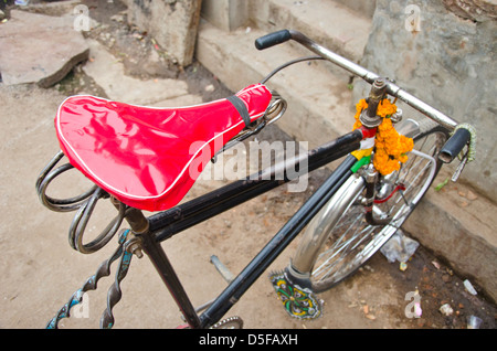 Vinatge risciò bicicletta in Varanasi street, India Foto Stock