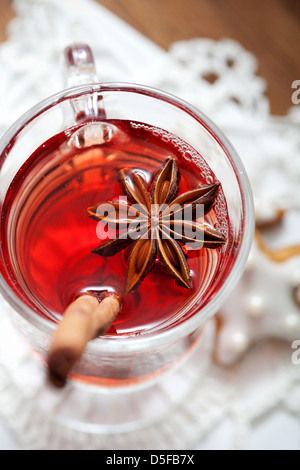 Close up di vin brulé vetro con anice stellato Foto Stock