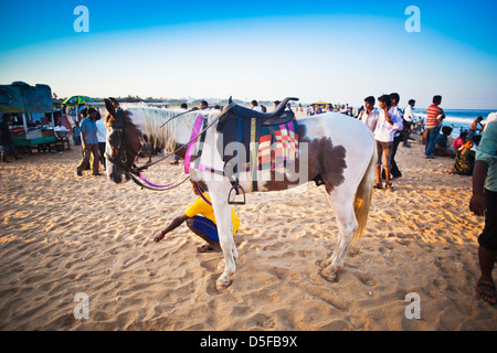 Turisti che si godono sulla spiaggia, Chennai, nello Stato del Tamil Nadu, India Foto Stock