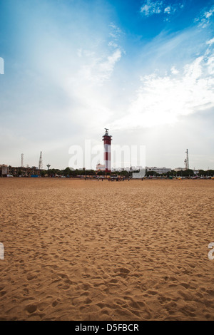 Faro sulla spiaggia, Chennai faro, Marina Beach, Chennai, nello Stato del Tamil Nadu, India Foto Stock