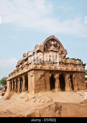 I turisti alla antica Pancha Rathas tempio, Mahabalipuram, Kanchipuram District, Tamil Nadu, India Foto Stock