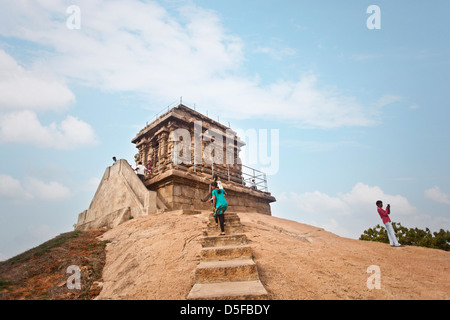 Antico tempio Olakaneswarar sulla sommità del Mahishasuramardhini Mandapam, Mahabalipuram, Kanchipuram District, Tamil Nadu, India Foto Stock