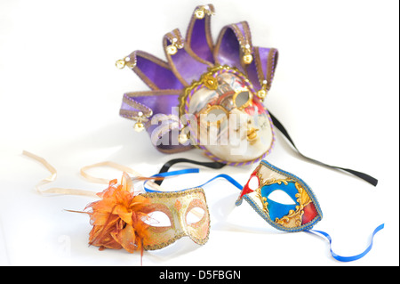 Tre maschere veneziane per un partito su sfondo bianco Foto Stock