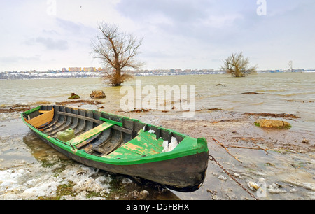 Barca verde sul fiume Danubio in inverno Foto Stock