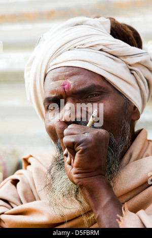 Sadhu fumare nei Kumbha Mela, Allahabad, Uttar Pradesh, India Foto Stock