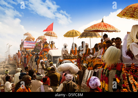 Pellegrini durante il primo royal bath processione in Kumbh Mela Festival, di Allahabad, Uttar Pradesh, India Foto Stock